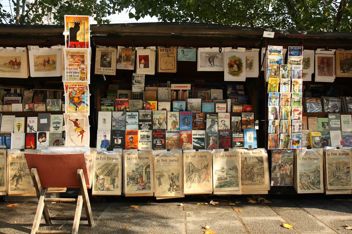 Bouquinistes on Quai de Montebello