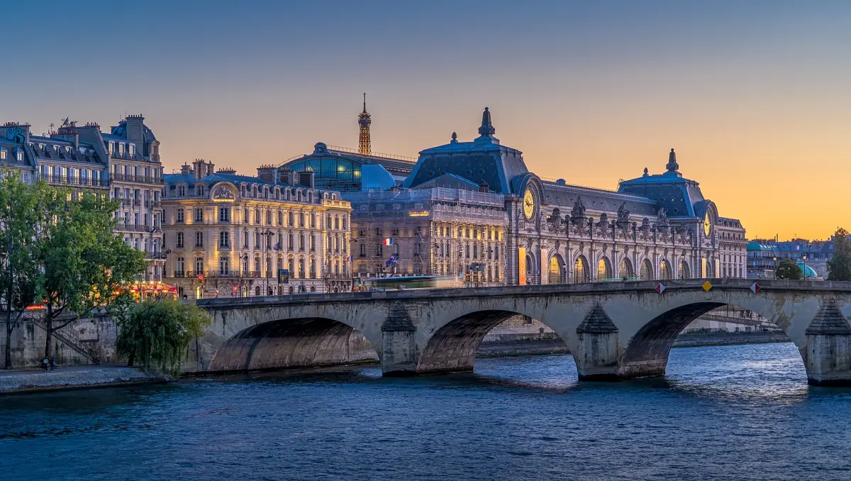 Musée d'Orsay and Pont Royal at dusk