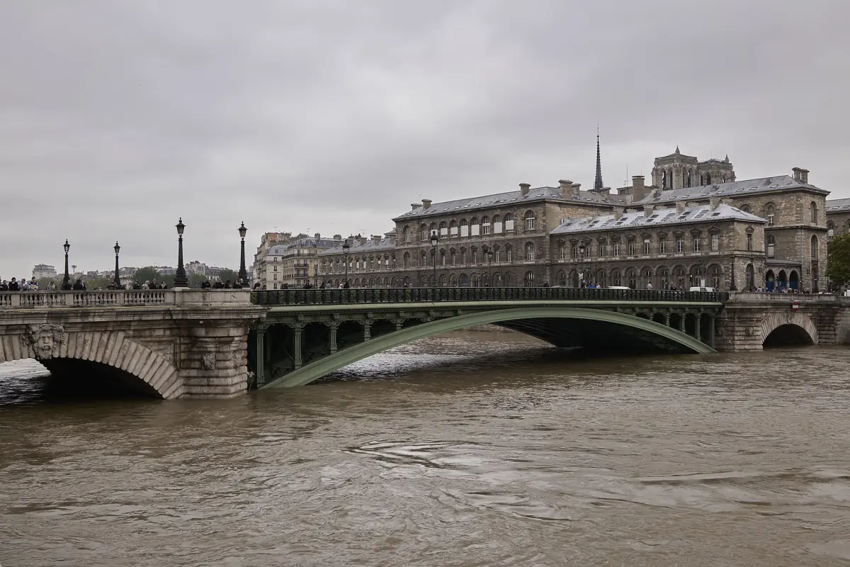High water under Pont d'Arcole