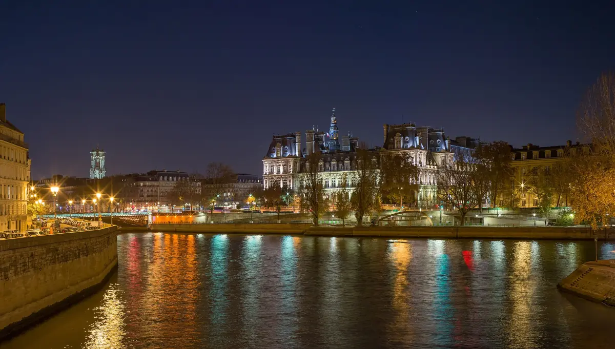 The Seine and the Hôtel de Ville at night